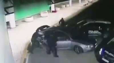 Watch the last person who acts unwisely after being surrounded by the police