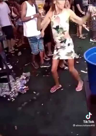 Nova namorada do mamaco é vista no baile da arabia ✌🔥🥵✌🔥🥵