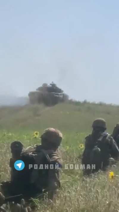 Ukrainian forces are on their way to Kherson. Footage showing MBTs and IFVs supported by infantry. Allegedly this morning.