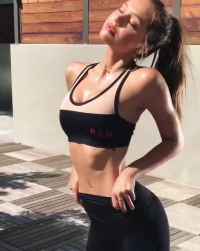 Alexis Ren 🖤