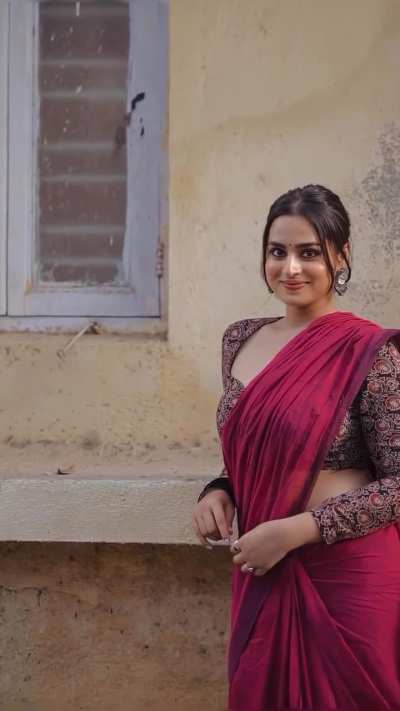 Ayesha Khan 