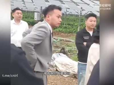 婚车被拦讨<wbr>要香烟，谈<wbr>判失败，新<wbr>郎直接骑电<wbr>瓶车带着新<wbr>娘先走了！