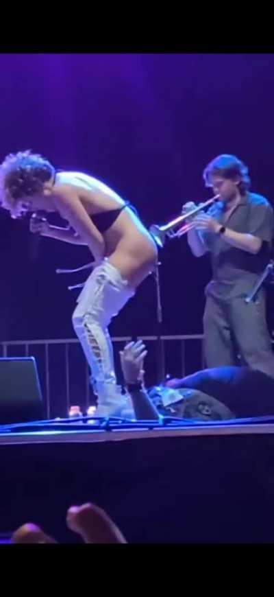 Sophia Urista pissing on a fan on stage