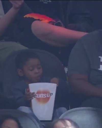 The adorable reaction of this little fan when he saw he was appearing on the big screen