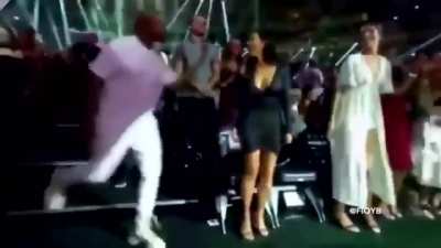 Kanye forcing a dead crowd to stand up during Rihannaâs performance