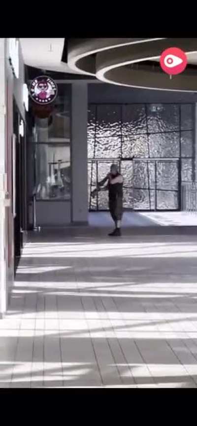 Video af bevæbnet mand der affyrer skud i Fields, det lyder som om han siger 