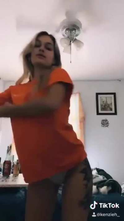 Kenzieh pulls her top off