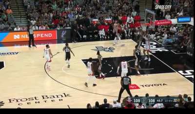 [Highlight] Alperen Sengun with a brilliant touch pass assist immediately back to Dillon Brooks after the inbound