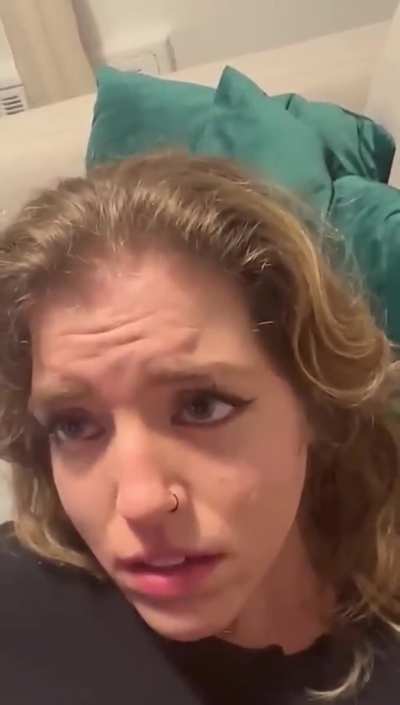 Pretty brunette can’t control herself