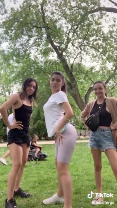 Pose.