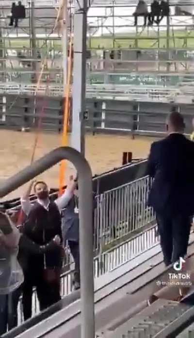 Uns Bolsonaristas foram cobrar a redução da gasolina para o Eduardo Leite, o que eles não esperavam é que ele responderia. Ficaram sem reação e ainda divulgaram esse video como se eles tivessem ganho a discussão.