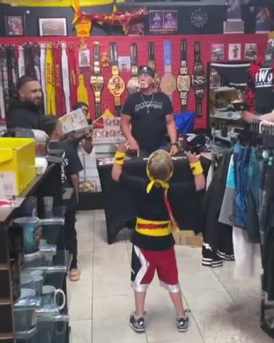 Kid walks into Hulk Hogan's beach store and owns him