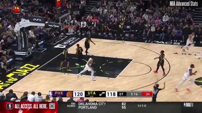 [Highlight] In the first overtime of their game against the Jazz on Sunday, the Suns repeatedly ran the same play to allow KD to draw double teams at the elbow, leading to good ball movement.