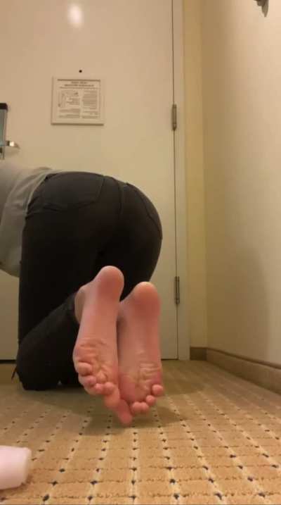 Amateur shoes off