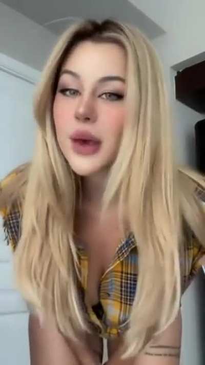 Does anyone know who she is?😨😍