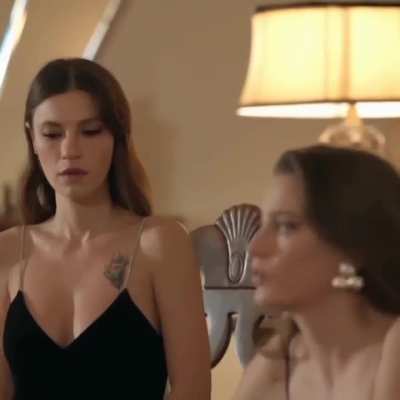 Serenay Sarıkaya - Yüsra Geyik