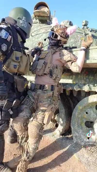 me and the lvl 56 chad i met on the tarkov discord after i save his life from a ks-23 rat