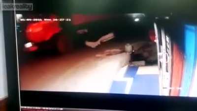 [GORE/ЖЕСТЬ] Мужик насрал на дорогу, поскользнулся на своём же говне и попал под колёса