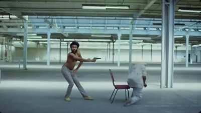 É impressionante como a música e o vídeo se encaixam perfeitamente...