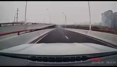 Driver tries to exit the highway last minute