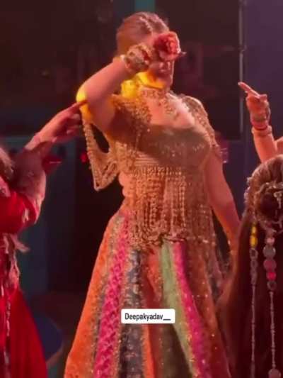 Kriti dancing at her sister, Nupurs mendhi
