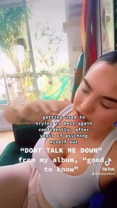 Tanktop singing