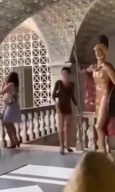 Bu heykel bile kgb hulkumuzun %95'inden daha şanslı 