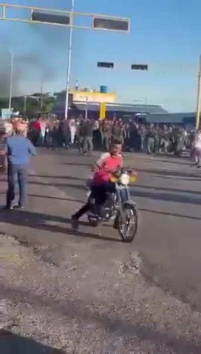 Military joins protests against Nicolas Maduro🇻🇪