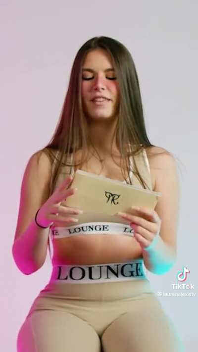 Lauren Alexis @laur<wbr>enale<wbr>xistv