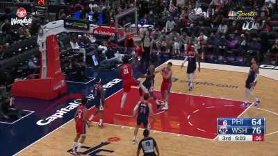 [Highlight] Embiid throws down the monster baseline jam!
