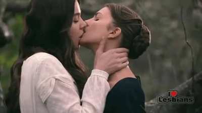 Hailee Steinfeld and Ella Hunt