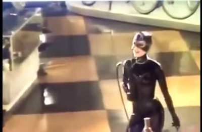 Michelle Pfeiffer whips the heads of those four mannequins in one take and receives applause from the Batman Returns crew