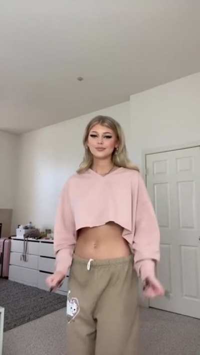 Luv her tummy 😍🤤