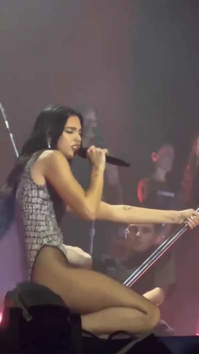 More Dua dancing 