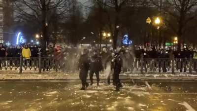 Today police in Russia was massively attacked by protestors with snowballs