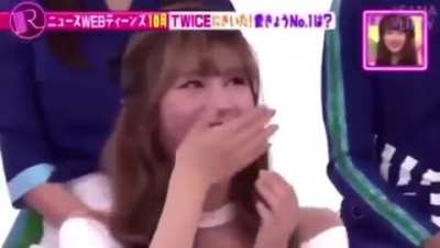 Jeongyeon imitating happy Sana