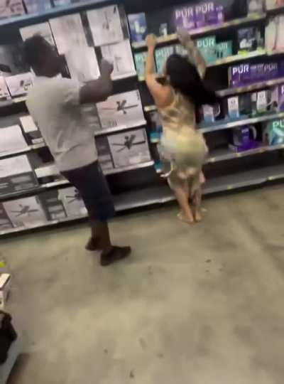 She needs help in the store<wbr>😅👏🏾