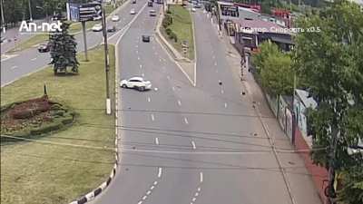 Motorcyclist loses control, broken leg and concussion