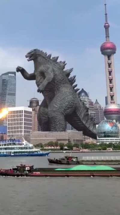 Nós temos um heroi, o Indiano, que salvou nossas vidas de Godzilla ;)