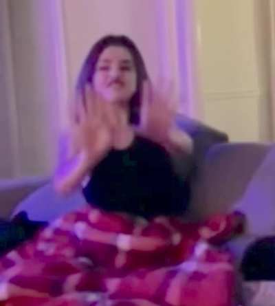 10-1 she’s braless