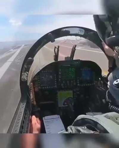 Взлет F18. Вид из кабины.
