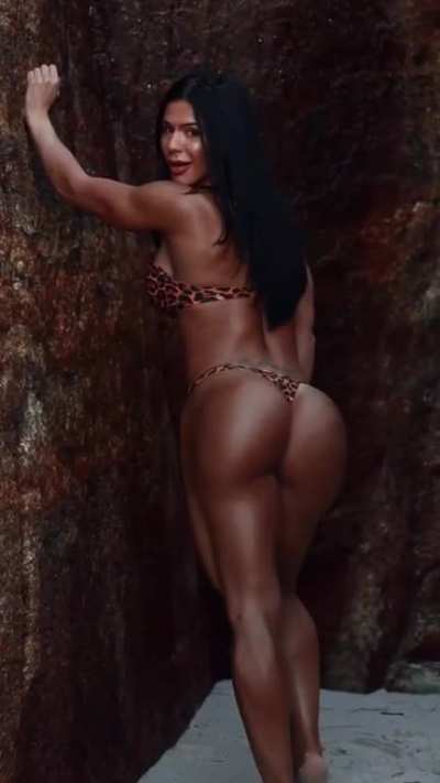 she easily makes you hard 🍑🤤