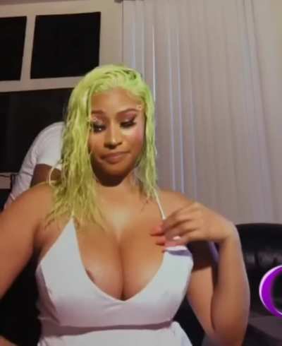 Nicki Minaj nip slip