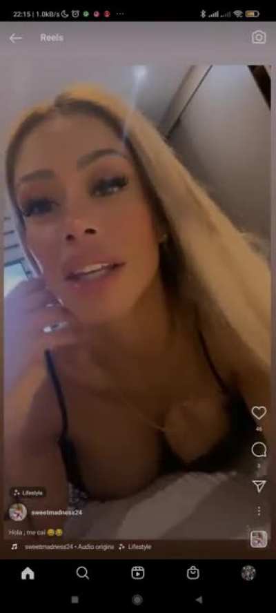 Se le ve una teta jajaja