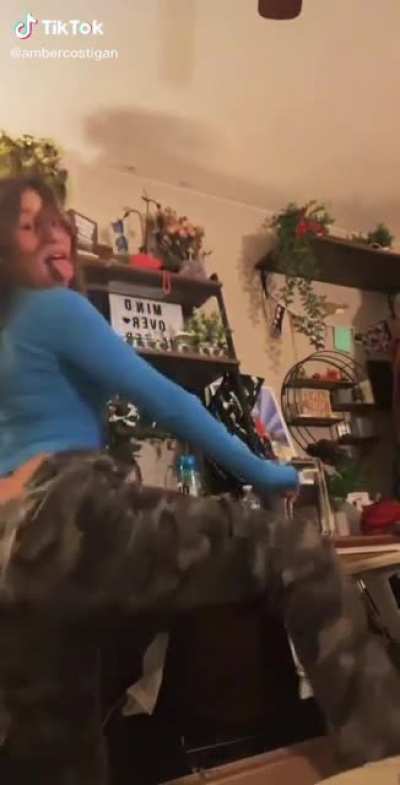This slut can move it