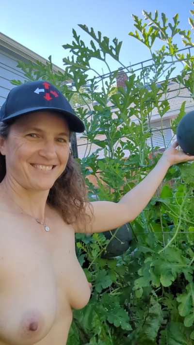 Naked gardening is the BEST