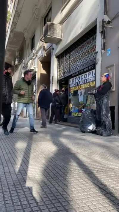 Casi le hunden los cachetes a Kiko!