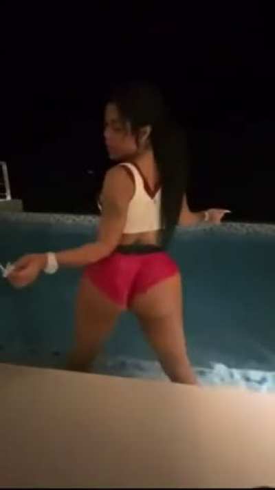 Poolside 🍑