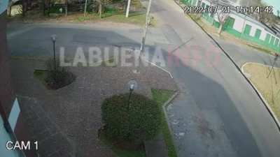 [GONNET] Un pibe en bici zafa del choreo