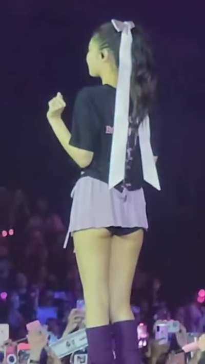 Cheeks out jennie 💦